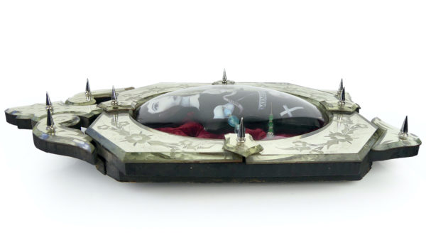 Cadre miroir style vénitien ciselé poupée vaudou verre bombé (profil)