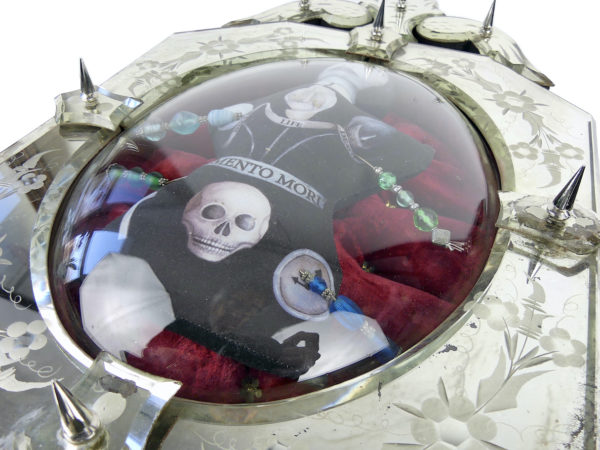 Cadre miroir style vénitien ciselé poupée vaudou verre bombé (détail)