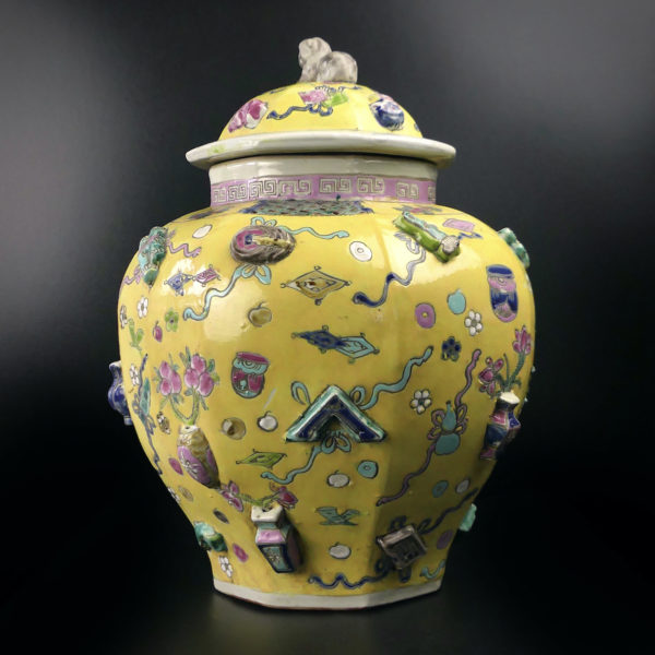 Grand pot à gingembre jaune chinois ancien en céramique avec couvercle (face)