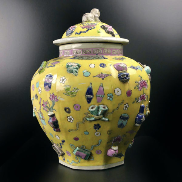 Grand pot à gingembre jaune chinois ancien en céramique avec couvercle (face)