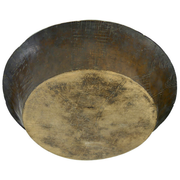 Grand plat monoxyle traditionnel congolais ancien en bois ciselé (dessous 3/4)