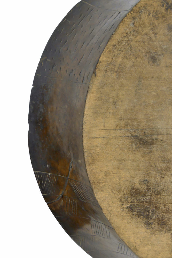 Grand plat monoxyle traditionnel congolais ancien en bois ciselé (détail)