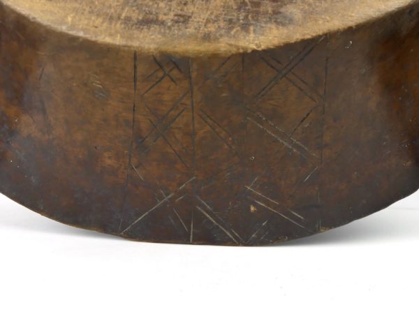 Grand plat monoxyle traditionnel congolais ancien en bois ciselé (détail)