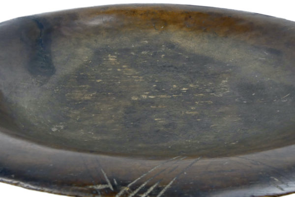 Grand plat monoxyle traditionnel congolais ancien en bois ciselé (détail)