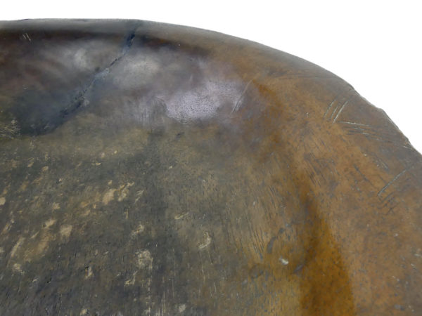 Grand plat monoxyle traditionnel congolais ancien en bois ciselé (détail)