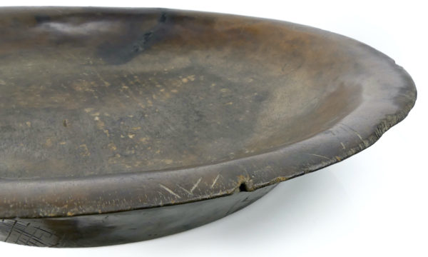 Grand plat monoxyle traditionnel congolais ancien en bois ciselé (détail)