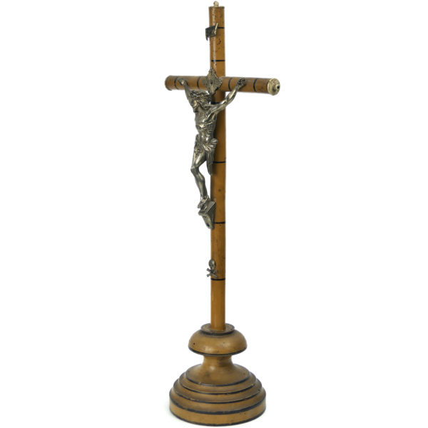 Crucifix en bois clair métal argenté et os sur pied en bois tourné XIXe (3/4)