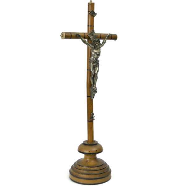 Crucifix en bois clair métal argenté et os sur pied en bois tourné XIXe (3/4)