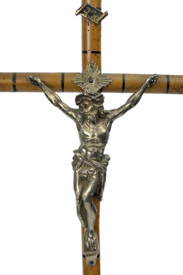 Crucifix en bois clair métal argenté et os sur pied en bois tourné XIXe (détail)