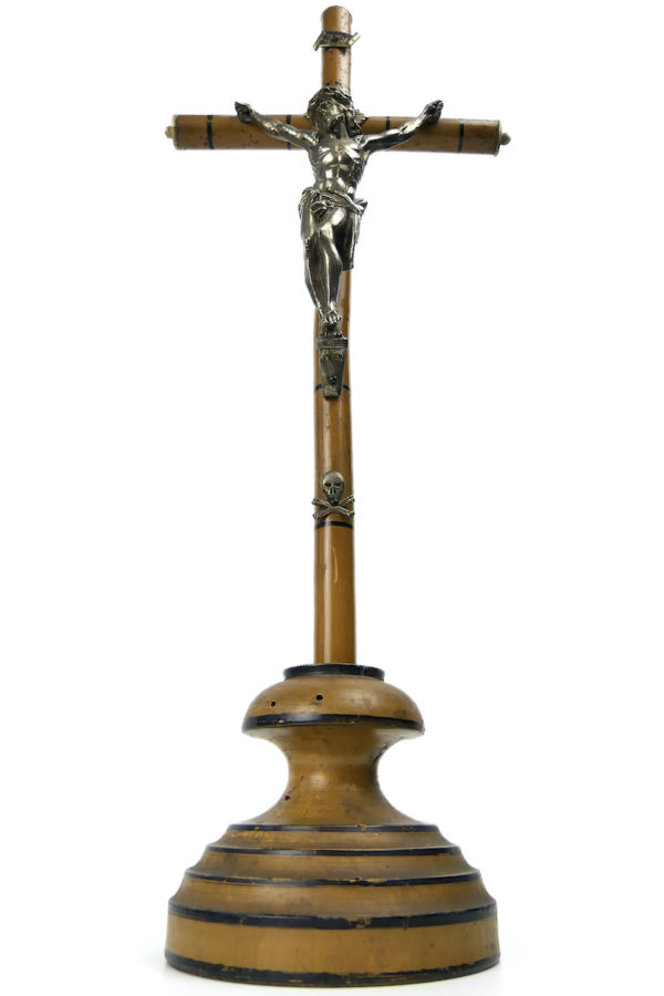 Crucifix en bois clair métal argenté et os sur pied en bois tourné XIXe (face)