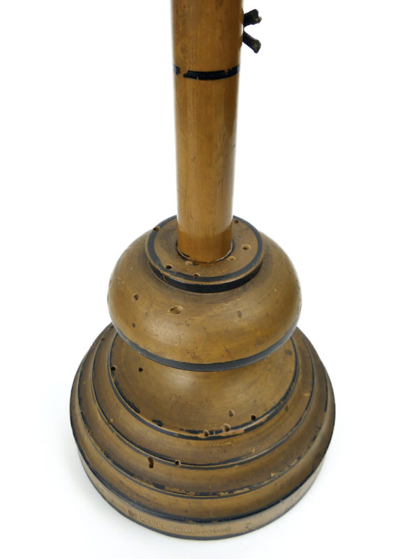 Crucifix en bois clair métal argenté et os sur pied en bois tourné XIXe (détail)