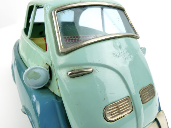 Isetta BMW à friction en tôle bleue des années 60 (détail)