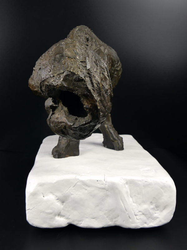 Sculpture contemporaine en bronze GATO sur socle en bois blanc (profil)