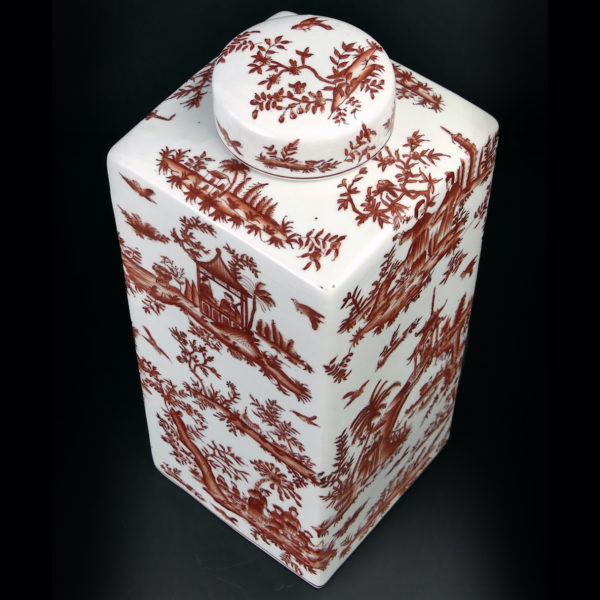 Grand pot couvert chinois blanc et rouge rectangulaire à base carrée (dessus 3/4)
