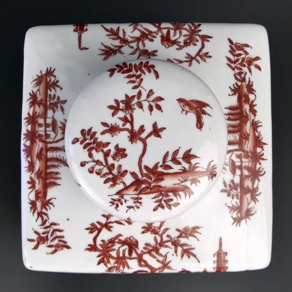 Grand pot couvert chinois blanc et rouge rectangulaire à base carrée (dessus)