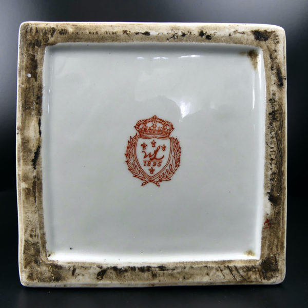 Grand pot couvert chinois blanc et rouge rectangulaire à base carrée (dessous)