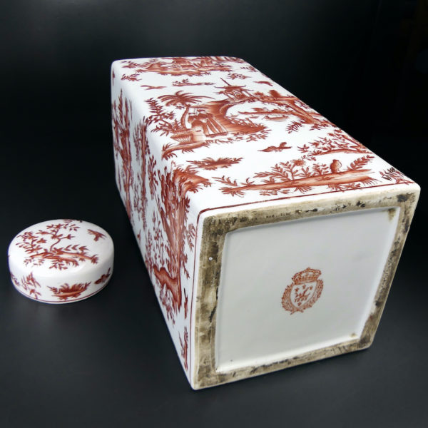 Grand pot couvert chinois blanc et rouge rectangulaire à base carrée (dessous 3/4)