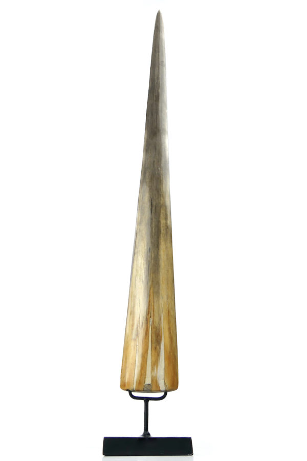 Grand rostre plat d'espadon ciselé Dayak sur pied (dos)