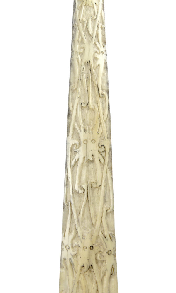 Grand rostre plat d'espadon ciselé Dayak sur pied (détail)