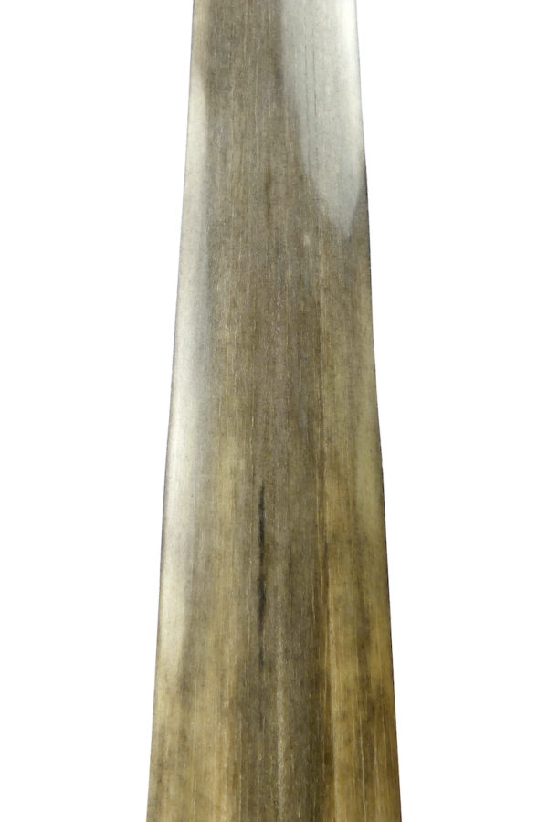 Grand rostre plat d'espadon ciselé Dayak sur pied (détail)