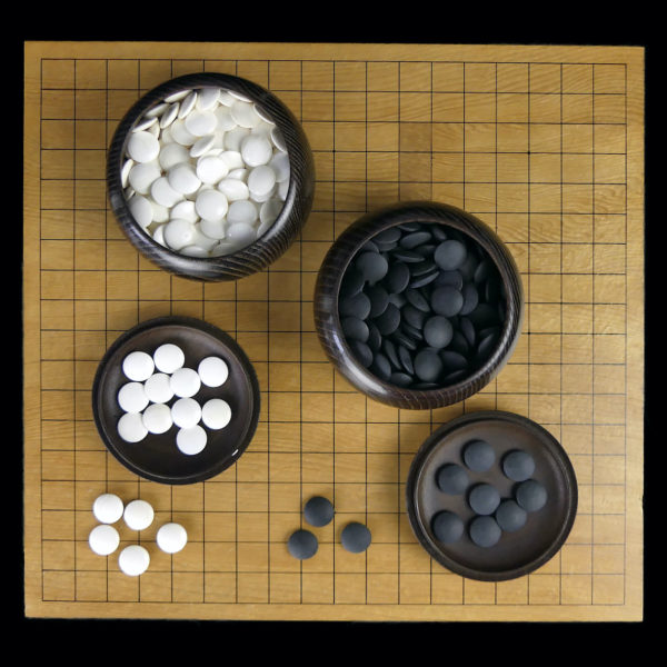Jeu de go japonais goban massif et go-ishi Mi-XXe Shōwa (dessus)