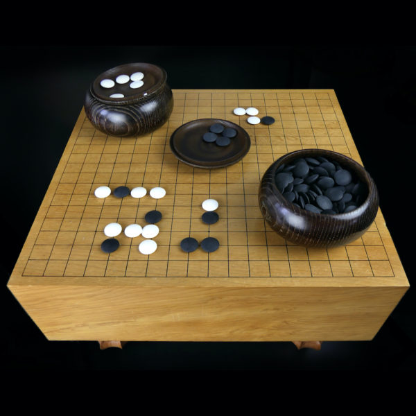 Jeu de go japonais goban massif et go-ishi Mi-XXe Shōwa (dessus 3/4)