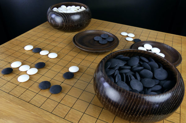 Jeu de go japonais goban massif et go-ishi Mi-XXe Shōwa (détail)