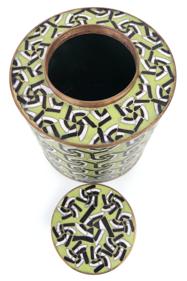 Pot cloisonné vert tendre noir et blanc en émail sur cuivre (dessus ouvert)