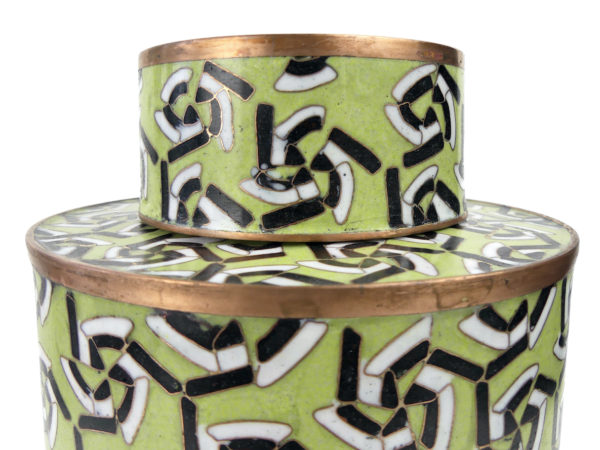 Pot cloisonné vert tendre noir et blanc en émail sur cuivre (détail)
