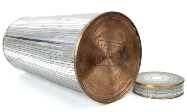 Pot à thé bambou vert de gris en cloisonné Fabienne Jouvin (dessous ouvert)