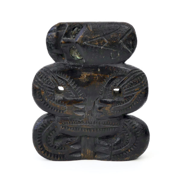 Teko Teko Maori plat sculpté en bois brun foncé et ormeaux (face)