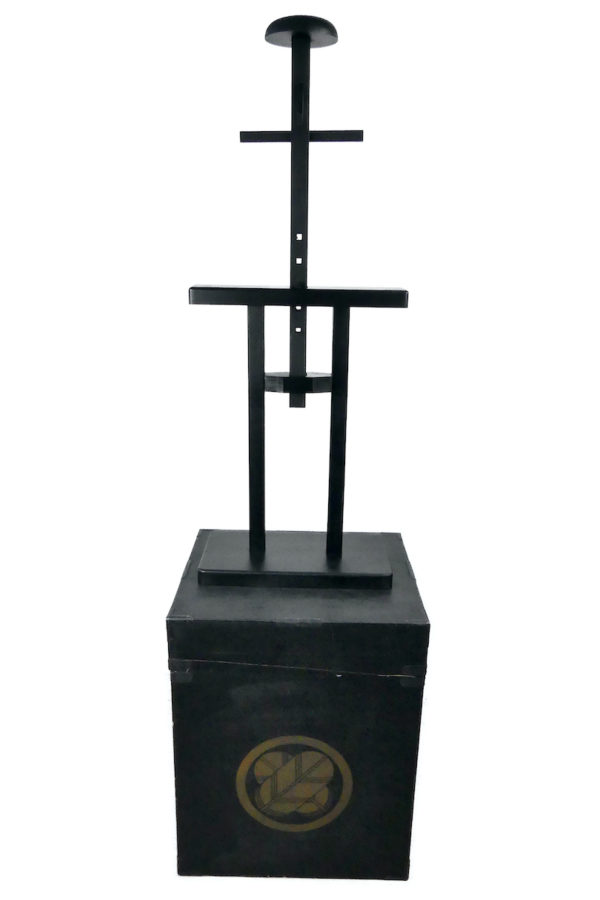 Yoroi noir et or armure de samouraï au kamon Takanoha (caisse et support)