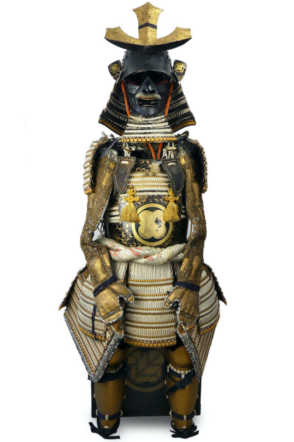 Yoroi noir et or armure de samouraï au kamon Takanoha (face)