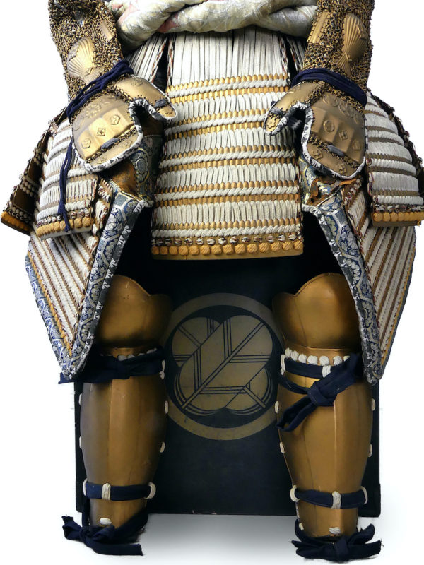 Yoroi noir et or armure de samouraï au kamon Takanoha (détail)