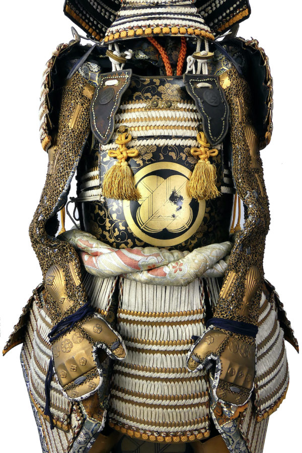 Yoroi noir et or armure de samouraï au kamon Takanoha (détail)