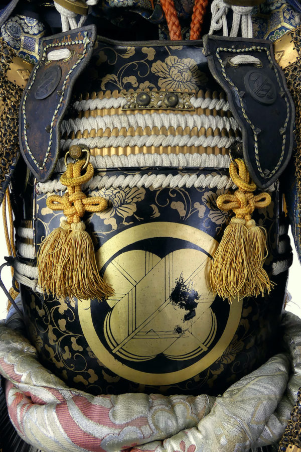 Yoroi noir et or armure de samouraï au kamon Takanoha (détail)