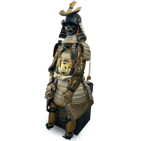 Yoroi noir et or armure de samouraï au kamon Takanoha (3/4)