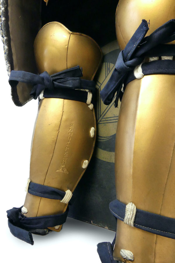 Yoroi noir et or armure de samouraï au kamon Takanoha (détail)