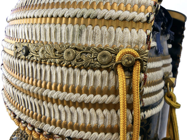 Yoroi noir et or armure de samouraï au kamon Takanoha (détail)