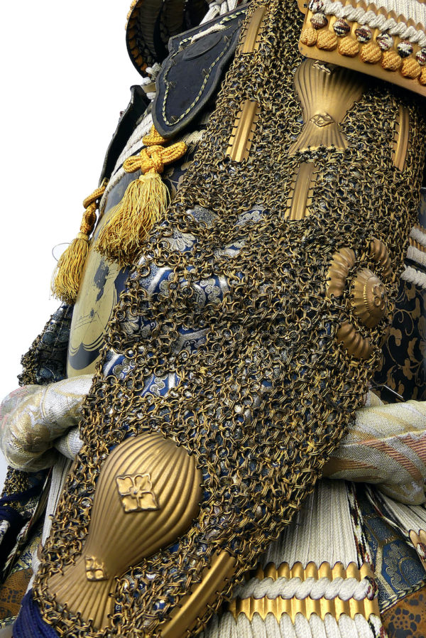 Yoroi noir et or armure de samouraï au kamon Takanoha (détail)
