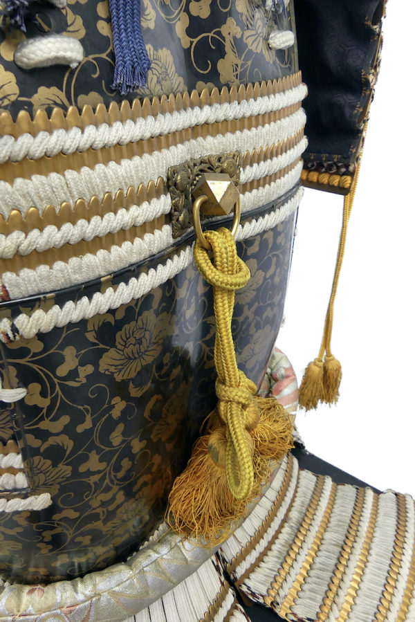 Yoroi noir et or armure de samouraï au kamon Takanoha (détail)