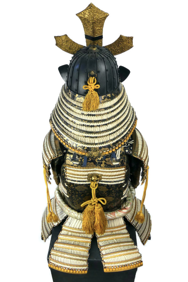 Yoroi noir et or armure de samouraï au kamon Takanoha (dessus)