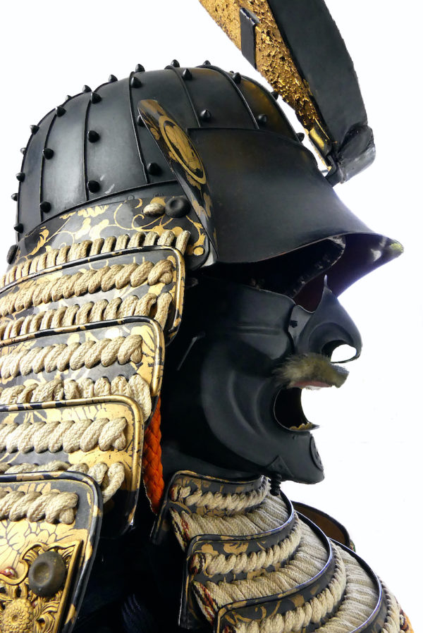 Yoroi noir et or armure de samouraï au kamon Takanoha (détail)
