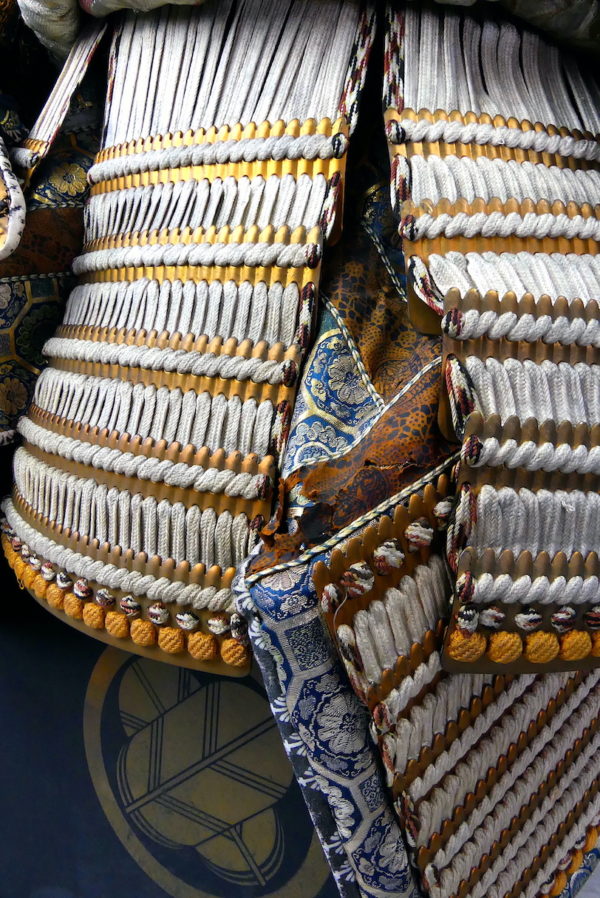Yoroi noir et or armure de samouraï au kamon Takanoha (détail)