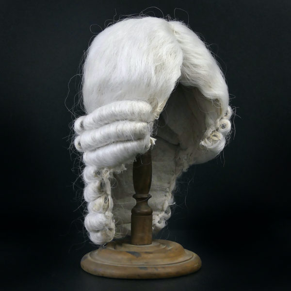 Perruque blanche sur porte perruque ancien en bois tourné brun (3/4)