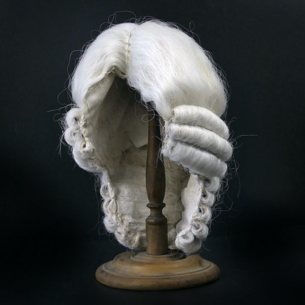 Perruque blanche sur porte perruque ancien en bois tourné brun (3/4)