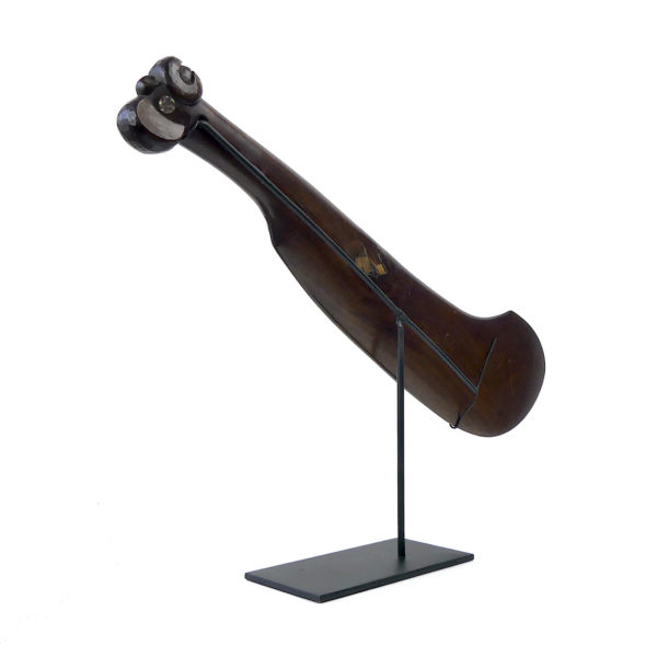 Grand Wahaika massue maori en bois dur sur socle Nouvelle-Zélande (3/4 dos)