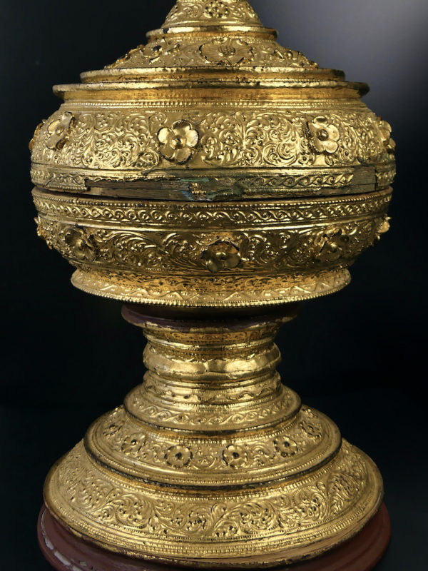 Grand offertoire birman Hsun-ok en bambou au décor floral (détail)