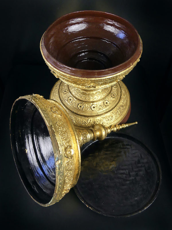 Grand offertoire birman Hsun-ok en bambou au décor floral (ouvert)