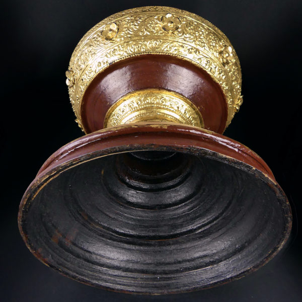 Grand offertoire birman Hsun-ok en bambou au décor floral (dessous)